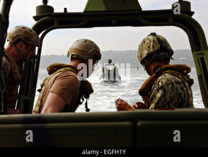 Ein uns Marine Küsten Riverine Staffel drei während einer Hafen Sicherheitspatrouille 18. Februar 2015 in San Diego, Kalifornien. Stockfoto