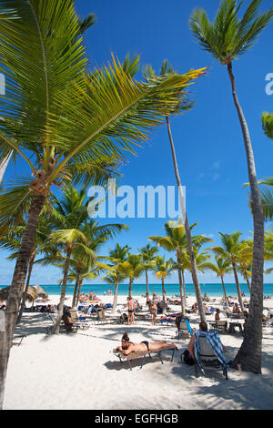 Dominikanische Republik. Sonnenanbeter am Strand von Punta Cana. 2015. Stockfoto