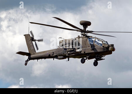 Ein Hubschrauber der britischen Armee, AgustaWestland WAH-64D Apache AH.1, fliegt über die Salisbury Plain in Wiltshire, Großbritannien. Stockfoto