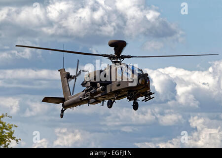 Ein Hubschrauber der britischen Armee, AgustaWestland WAH-64D Apache AH.1, fliegt über die Salisbury Plain in Wiltshire, Großbritannien. Stockfoto