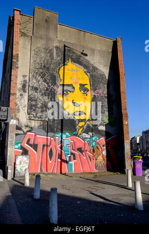 Graffiti-Streetart auf ein Gebäude im Bereich Stokes Croft von Bristol, England, UK Stockfoto