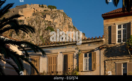 Gebäude von Nafplio mit Palamidi Burg im Hintergrund, Argolis, Peloponnes, Griechenland, Europa Stockfoto
