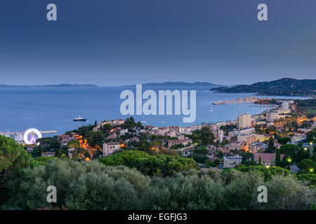 Blick auf Le Lavandou und Bormes Les Mimosas mit Inseln von Hyeres in der Ferne, Var, PACA (Provence-Alpes-Cote d ' Azur), Frankreich Stockfoto