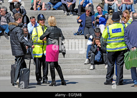 London, England, Vereinigtes Königreich. Trafalgar Square - Polizist in-Sicht-Jacke mit der Öffentlichkeit Stockfoto