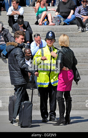 London, England, Vereinigtes Königreich. Trafalgar Square - Polizist in-Sicht-Jacke mit der Öffentlichkeit Stockfoto