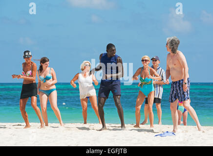 Dominikanische Republik. Karibik Tanz und Zumba am Strand von Punta Cana. 2015. Stockfoto