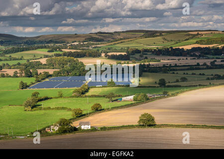 Blick über solar Energie-Bauernhof von Hambledon Hill, Dorset, Großbritannien Stockfoto