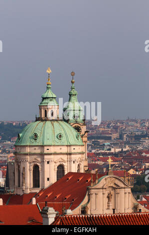 Kuppel der St.-Nikolaus-Kirche und Prag Stadt. Stockfoto
