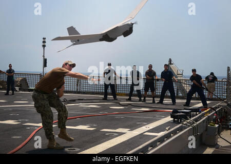 Ein US-Marine Seemann startet eine RQ-20A Aqua Puma Luftbild Drohne aus auf das Military Sealift Command gemeinsame High-Speed-Schiff USNS Speerspitze 10. Februar 2015 aus der Küste Ghanas im Atlantischen Ozean. Stockfoto