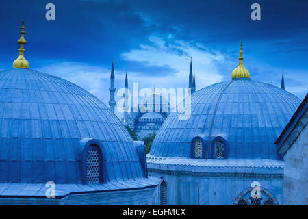 Die Sultan-Ahmed-Moschee oder die blaue Moschee in Istanbul von Hagia Sophia gesehen Stockfoto