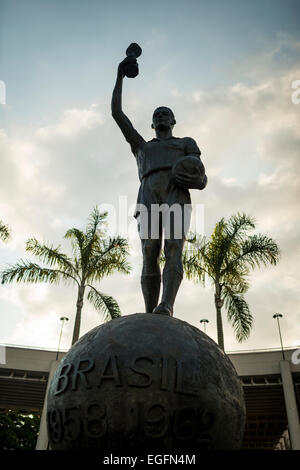 Statue von Hilderaldo Bellini der Kapitän der brasilianischen Team Gewinner der Fußball World Cup 1958 und 1962, Maracana-Stadion, Rio de Stockfoto
