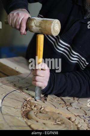 Lemgo, Deutschland. 24. Februar 2015. Ein Holz-Carver von Kramp & Kramp-Tischlerei arbeitet an einem Giebel Dachgaube in Lemgo, Deutschland, 24. Februar 2015. Die Spezialisten von Lemgo rekonstruieren die Holzarbeiten die "Goldene Waage," eines der schönsten Häuser in der Altstadt von Frankfurt. Die Häuser, zerstört im 2. Weltkrieg sind wieder aufgebaut und teilweise im Einklang mit der ursprünglichen Strukturen rekonstruiert werden. Foto: OLIVER KRATO/Dpa/Alamy Live News Stockfoto