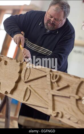 Lemgo, Deutschland. 24. Februar 2015. Ein Holz-Carver von Kramp & Kramp-Tischlerei arbeitet auf den Hauptlauf die "Goldene Waage" in Lemgo, Deutschland, 24. Februar 2015. Die Spezialisten von Lemgo rekonstruieren die Holzarbeiten die "Goldene Waage," eines der schönsten Häuser in der Altstadt von Frankfurt. Die Häuser, zerstört im 2. Weltkrieg sind wieder aufgebaut und teilweise im Einklang mit der ursprünglichen Strukturen rekonstruiert werden. Foto: OLIVER KRATO/Dpa/Alamy Live News Stockfoto