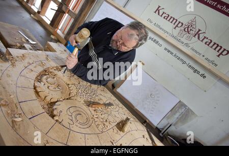 Lemgo, Deutschland. 24. Februar 2015. Ein Holz-Carver von Kramp & Kramp-Tischlerei arbeitet an einem Giebel Dachgaube in Lemgo, Deutschland, 24. Februar 2015. Die Spezialisten von Lemgo rekonstruieren die Holzarbeiten die "Goldene Waage," eines der schönsten Häuser in der Altstadt von Frankfurt. Die Häuser, zerstört im 2. Weltkrieg sind wieder aufgebaut und teilweise im Einklang mit der ursprünglichen Strukturen rekonstruiert werden. Foto: OLIVER KRATO/Dpa/Alamy Live News Stockfoto