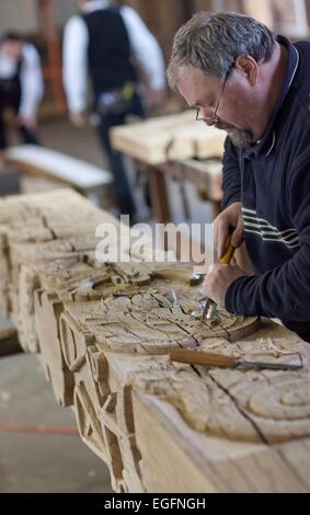 Lemgo, Deutschland. 24. Februar 2015. Ein Holz-Carver von Kramp & Kramp-Tischlerei arbeitet auf den Hauptlauf die "Goldene Waage" in Lemgo, Deutschland, 24. Februar 2015. Die Spezialisten von Lemgo rekonstruieren die Holzarbeiten die "Goldene Waage," eines der schönsten Häuser in der Altstadt von Frankfurt. Die Häuser, zerstört im 2. Weltkrieg sind wieder aufgebaut und teilweise im Einklang mit der ursprünglichen Strukturen rekonstruiert werden. Foto: OLIVER KRATO/Dpa/Alamy Live News Stockfoto