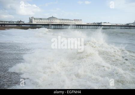 Brighton, UK. 24. Februar 2015. UK-Wetter: "Wellenlinien" Absturz gegen die Wellenbrecher wie Brighton Seegang Kredit Erfahrungen: Amer Ghazzal/Alamy Live-Nachrichten Stockfoto