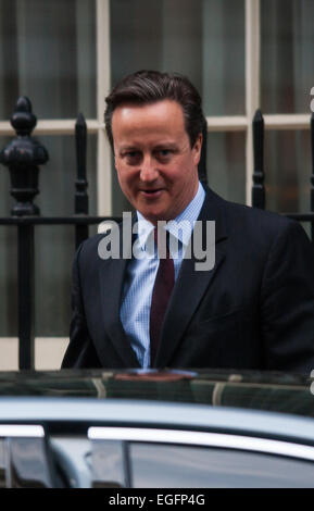 London, UK. 24. Februar 2015. Britische Perime Minister David Cameron Blätter 10 Downing Street auf seinem Weg in den Commons am Tag der ehemaligen Tory Außenminister Malcolm Rifkind Resignation und Aussetzung von der konservativen Partei. Der Ministerpräsident blieb wortkarg, wenn gefragt, ob Rifkin der konservativen Partei in Verlegenheit gebracht hatte. Bildnachweis: Paul Davey/Alamy Live-Nachrichten Stockfoto