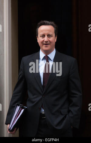 London, UK. 24. Februar 2015. Britische Perime Minister David Cameron Blätter 10 Downing Street auf seinem Weg in den Commons am Tag der ehemaligen Tory Außenminister Malcolm Rifkind Resignation und Aussetzung von der konservativen Partei. Der Ministerpräsident blieb wortkarg, wenn gefragt, ob Rifkin der konservativen Partei in Verlegenheit gebracht hatte. Bildnachweis: Paul Davey/Alamy Live-Nachrichten Stockfoto