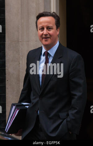 London, UK. 24. Februar 2015. Britische Perime Minister David Cameron Blätter 10 Downing Street auf seinem Weg in den Commons am Tag der ehemaligen Tory Außenminister Malcolm Rifkind Resignation und Aussetzung von der konservativen Partei. Der Ministerpräsident blieb wortkarg, wenn gefragt, ob Rifkin der konservativen Partei in Verlegenheit gebracht hatte. Bildnachweis: Paul Davey/Alamy Live-Nachrichten Stockfoto