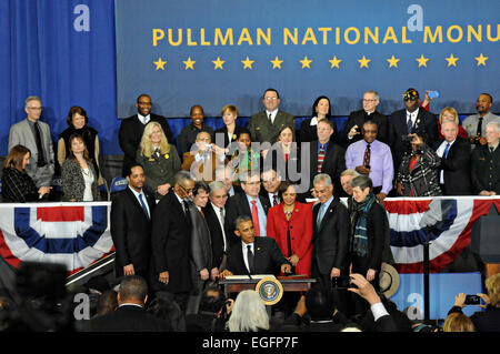 US Präsident Barack Obama unterzeichnet die Pullman-Nationaldenkmal Verkündigung bei Gwendolyn Brooks College Preparatory Academy wie Bürgermeister Rahm Emanuel am 19. Februar 2015 in Chicago, IL aussieht. Stockfoto