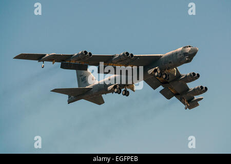 Ein strategischer Bomber B - 52H Stratofortress zieht nach ergriffen aus Langzeitlagerung 13. Februar 2015 an Davis-Monthan Air Force Base in Arizona. Das Flugzeug wurde im Jahr 2008 außer Dienst gestellt und hat Jahre lang sieben Sitzen in der "Friedhof", aber wurde ausgewählt, um in den aktiven Status zurückgegeben werden und wird schließlich die b-52-Flotte anzuschließen. Stockfoto