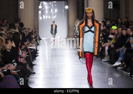 Die Tate Britain, London UK. 23. Februar 2015. Ashish zeigen ihre Herbst / Winter 2015 Kollektion ihren Catwalk show Credit: Chris Yates/Alamy Live News Stockfoto