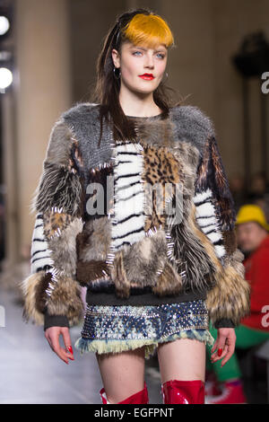 Die Tate Britain, London UK. 23. Februar 2015. Ashish zeigen ihre Herbst / Winter 2015 Kollektion ihren Catwalk show Credit: Chris Yates/Alamy Live News Stockfoto