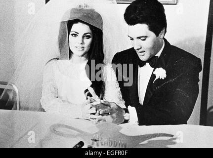 LAS VEGAS, NV - 10. NOVEMBER – Elvis und Priscilla Presley Hochzeit im Aladdin Hotel, Las Vegas, Nevada, am 10. November 1997. Stockfoto