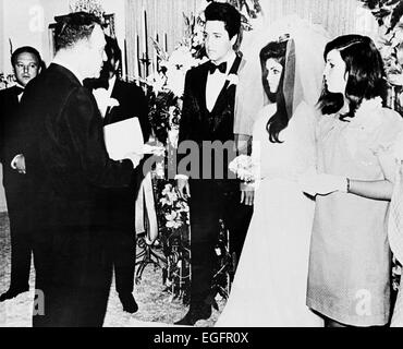 LAS VEGAS, NV - 10. NOVEMBER – Elvis und Priscilla Presley Hochzeit im Aladdin Hotel, Las Vegas, Nevada, am 10. November 1997. Stockfoto