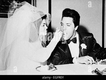LAS VEGAS, NV - 10. NOVEMBER – Elvis und Priscilla Presley Hochzeit im Aladdin Hotel, Las Vegas, Nevada, am 10. November 1997. Stockfoto