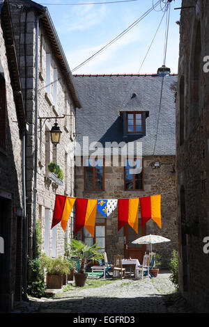 Blick auf Innenhof der mittelalterlichen Architektur mit Flaggen Wappen in der Stadt von Dinan, Frankreich Stockfoto