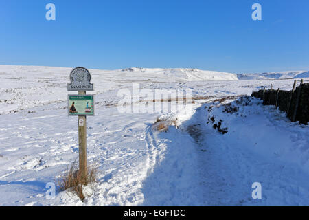 Schlange Weg National Trust unterzeichnen im Winterschnee oberhalb Hayfield und Kinder Scout, Peak District National Park, Derbyshire, England, UK. Stockfoto