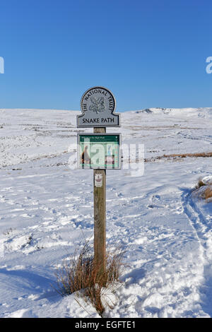 Schlange Weg National Trust unterzeichnen im Winterschnee oberhalb Hayfield und Kinder Scout, Peak District National Park, Derbyshire, England, UK. Stockfoto