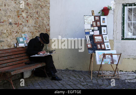 Eduardo Roberto Erstellen eines seiner berühmten Kaffee Gemälde auf der Straße in Lissabon Stockfoto