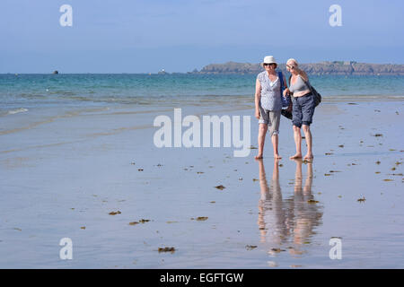 Frankreich - Juli 2014 Senior Strand zu Fuß Damen am Strand in Saint-Malo, Bretagne, Frankreich Stockfoto