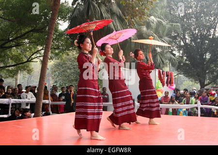 Dezember 2014 - Tribal Menschen ihre traditionellen Tanz in einem Kulturfestival in Dhaka. Stockfoto