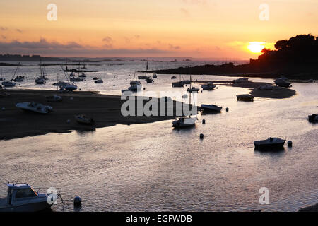 Sonnenuntergang über der Mündung des Fremur Flusses in der Nähe von Saint-Briac-Sur-Mer in der Bretagne, Frankreich Stockfoto