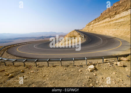 Eine Haarnadelkurve auf einer Straße in den Bergen der Wüste Negev in Israel Stockfoto