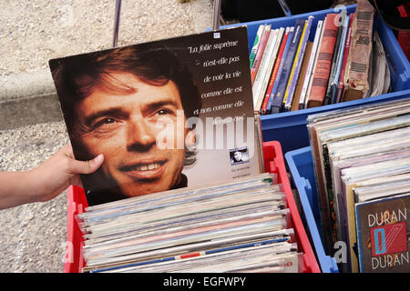 Frankreich - Juli 2014 Schallplatte von der belgischen Singer-Songwriter Jacques Brel auf einem Flohmarkt in Frankreich Stockfoto