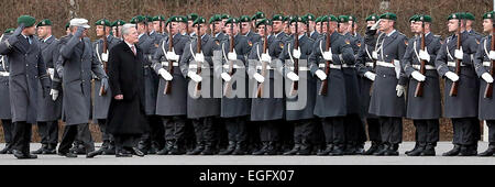 Berlin, Deutschland. 24. Februar 2015. Bundespräsident Joachim Gauck besucht der Militärkapelle Personal der Bundeswehr und dem Federal Department of Defense schützen Bataillon in der Julius-Leber-Barracks in Berlin, Deutschland, 24. Februar 2015. Foto: WOLFGANG KUMM/Dpa/Alamy Live News Stockfoto