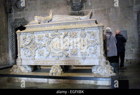 Touristen neben dem Grab des berühmten portugiesischen Seefahrer Vasco da Gama in der Kirche von Santa Maria in Belem Stockfoto