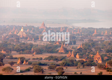 Ansicht von Tempeln und Pagoden in Bagan-Ebene von oben gesehen, Bagan, Myanmar (Burma), SAsia Stockfoto