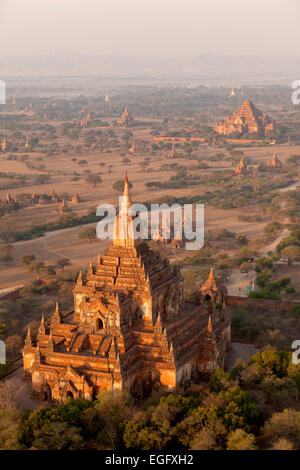 Tempel und Pagoden in Bagan-Ebene gesehen aus der Luft, Bagan, Myanmar (Burma), Asien Stockfoto