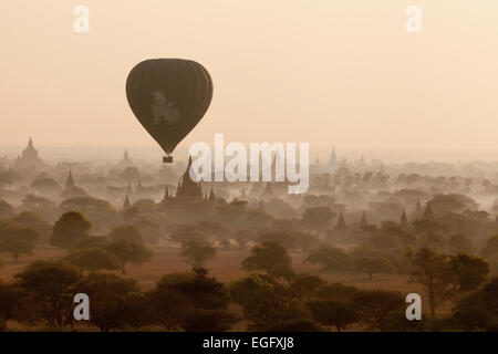 Heißluftballon Bagan; Ein Heißluftballon über Bagan Tempel, Stupas und Pagoden bei Sonnenaufgang, Bagan, Myanmar (Birma), Asia Travel Stockfoto