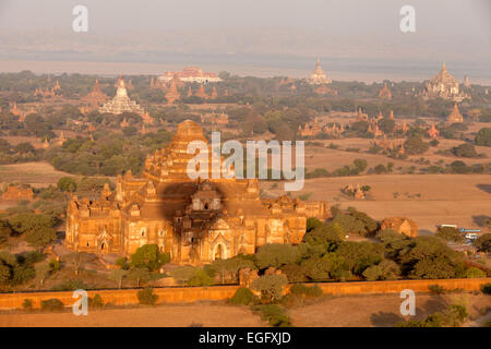 Der Schatten von einem Heißluftballon auf einen Tempel, Bagan, Myanmar (Burma), Asien Stockfoto