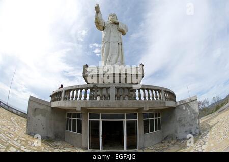 Jesus de Ti Confio, In San Jua Del Sur "Nicaragua" größte Statue in Mittelamerika Jesu Christi Barmherzigkeit Himmel bewegt schnell. Stockfoto