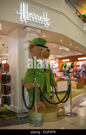 Harrods-Bär am Eingang zum Kaufhaus Harrods in London Gatwick Airport North Terminal, West Sussex Stockfoto