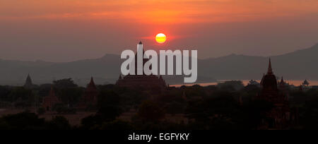 Panorama-Bild der Tempel von Bagan bei Sonnenuntergang, Bagan, Myanmar (Burma), Asien Stockfoto