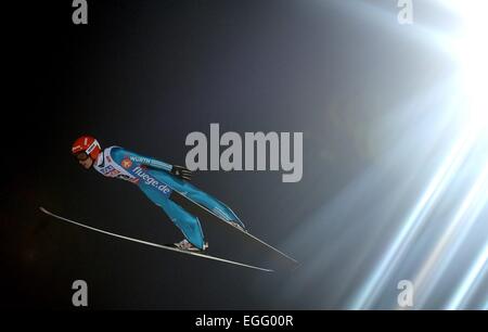 Falun, Schweden. 24. Februar 2015. Richard Freitag Deutschland fliegt durch die Luft während der Großschanze Skispringen Trainings Session bei der nordischen Ski-Weltmeisterschaften in Falun, Schweden, 24. Februar 2015. Foto: Hendrik Schmidt/Dpa/Alamy Live News Stockfoto