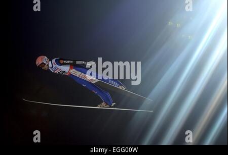 Falun, Schweden. 24. Februar 2015. Michael Neumayer von Deutschland fliegt durch die Luft während der Großschanze Skispringen Trainings Session bei der nordischen Ski-Weltmeisterschaften in Falun, Schweden, 24. Februar 2015. Foto: Hendrik Schmidt/Dpa/Alamy Live News Stockfoto